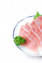 よく脂がのって美味しそうな、天然ブリのお刺身
