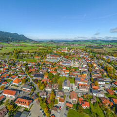 Herbstlicher Ausblick auf das Vilstal bei Pfronten-Ried im Ostallgäu von oben 