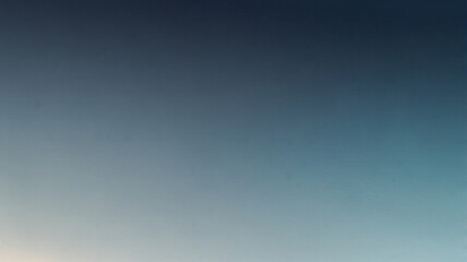 Obraz premium Pastel Tranquility: Smooth Blue Gradient with Grainy Details