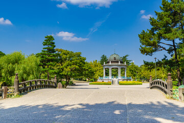 鶴舞公園の奏楽堂と鈴奈橋（名古屋市）