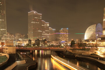 Fototapeta premium 横浜みなとみらいと高層ビルの夜景