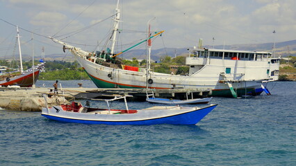 Obraz premium Hafen von Waingapu mit malerischen alten Holzschiffen auf dem Meer