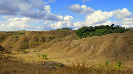 Schöne Landschaft nahe Waingapu in Sumba mit braunen grasigen Bergen in der Trockenzeit