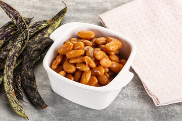 Canned white bean in tomato sauce