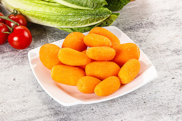 Small baby mini organic carrot