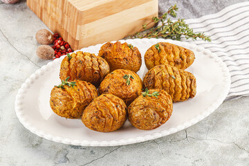 Baked baby potato with thyme