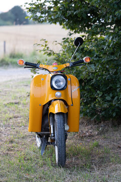 Simson Schwalbe KR 51 gelb detail Aufnahme front frontal oben vorne geparkt am Busch im Hintergrund Acker und Feldweg mit Schotter