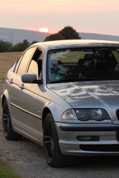 BMW e46 silber metallic im Sonnenuntergang, Detailaufnahme im Gegenlicht, vor einem Stoppelfeld im Sommer im Kalletal