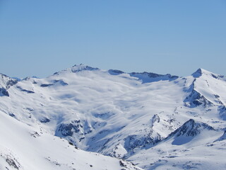 Naklejka premium Kölnbreinspitze 2934m und rechts das Petereck 2893m