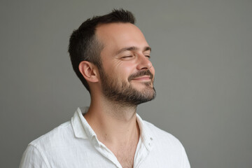 Obraz premium A close up of a man's face with her eyes closed