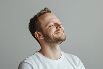 Obraz premium A close up of a man's face with her eyes closed