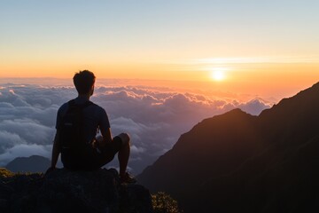 Obraz premium Man on Mountaintop at Sunset