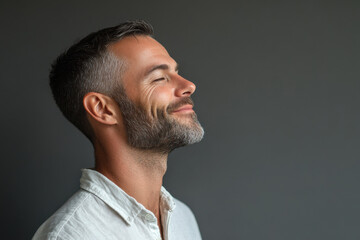 Obraz premium A close up of a man's face with her eyes closed