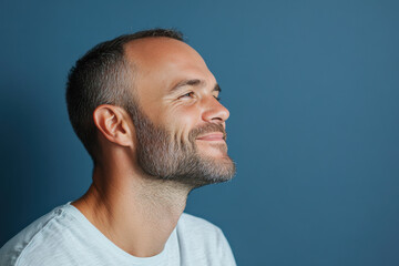 Obraz premium A close up of a man's face with her eyes closed