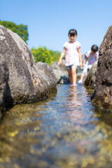 公園で水遊びをして遊ぶ女の子