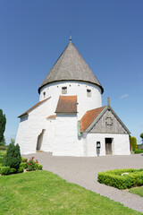 Fototapeta premium Weiße Rundkirche St. Ols in Olsker auf der Ostseeinsel Bornholm