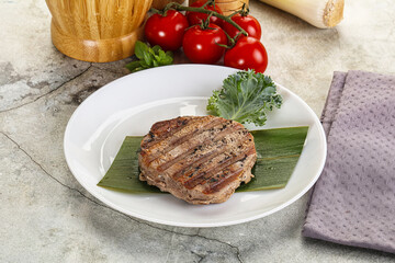 Grilled tuna medallion in the plate