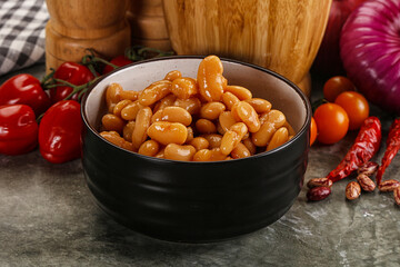 Canned beans in tomato sauce