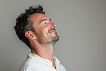 Obraz premium A close up of a man's face with her eyes closed