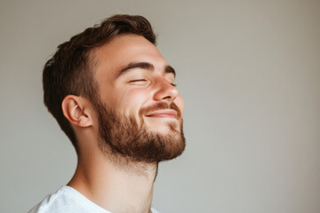 Obraz premium A close up of a man's face with her eyes closed