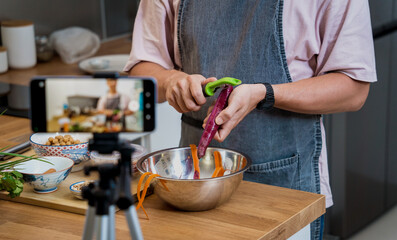 The chef is broadcasting live from workshop how to prepare a vegetarian massaman curry