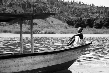 Ein Mann, der mit Stolz an den Ufern des Kivu-Sees, Ruanda, navigiert