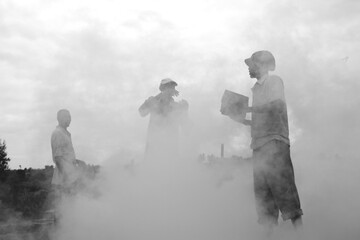 Arbeiter in einer Ziegelsteinfabrik in Ruanda bei der Arbeit