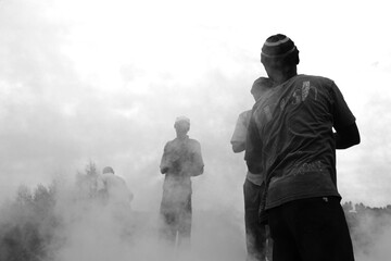 Arbeiter in einer Ziegelsteinfabrik in Ruanda bei der Arbeit