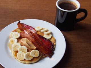 ベーコンとピーナツクリーム、バナナの乗ったパンケーキと珈琲