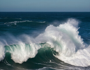Fototapeta premium wave breaking on the rocks