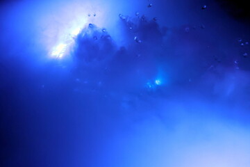 Abstrakter Hintergrund aus blauem Nebel und Tropfen
