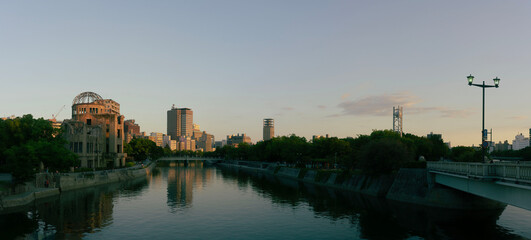 夕焼けに照らされる原爆ドーム,広島市の平和記念公園、広島県の元安川にある平和記念公園