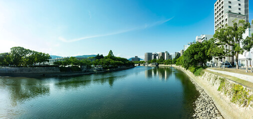 青空に映える広島県の平和記念公園、夏の天気の良い元安川,