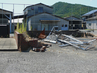 解体現場の角に集められた粗大ゴミ