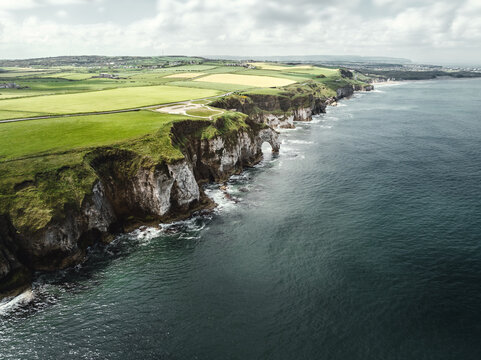 The Wishing Arch die wei&szlig;en Kalkfelsen der Whiterocks Bay Sehensw&uuml;rdigkeit in Nordirland