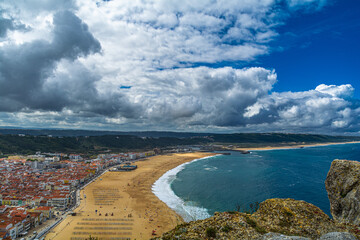 Nazarè, il piccolo borgo portoghese, famoso per le onde oceaniche che raggiungono altezze di oltre...