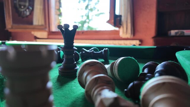 Ajedrez sobre mesa de billar. Jaque Mate. Juego de mesa