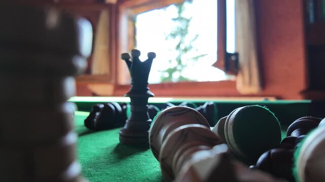 Ajedrez sobre mesa de billar. Jaque Mate. Juego de mesa