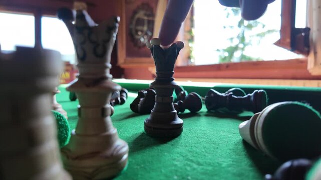 Ajedrez sobre mesa de billar. Jaque Mate. Juego de mesa