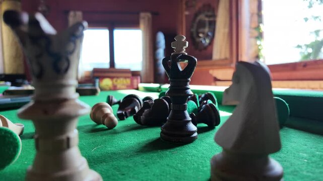 Ajedrez sobre mesa de billar. Jaque Mate. Juego de mesa