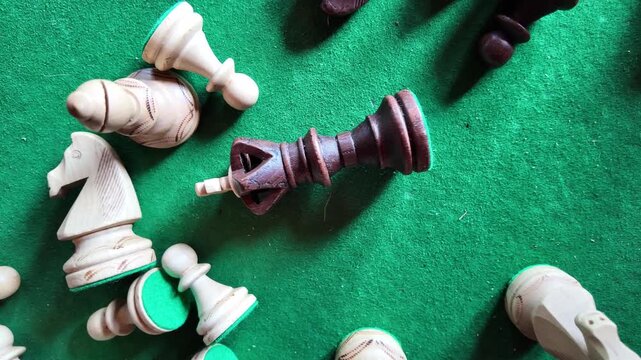 Ajedrez sobre mesa de billar. Jaque Mate. Juego de mesa