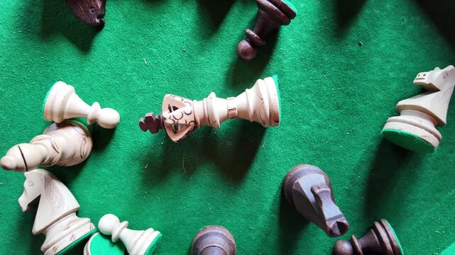Ajedrez sobre mesa de billar. Jaque Mate. Juego de mesa