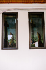 Fototapeta premium A sleek black window frame, adding a modern and stylish touch to any building.