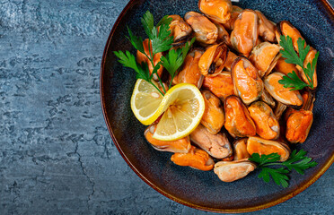 mussels no shell, boiled, mussels, peeled, in a bowl, with lemon and parsley, Chilean mussels, top view, no people,