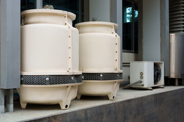 Heat pump hot water system with a separate evaporator