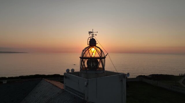 Faro de Cabo Busto al atardecer en Asturias
