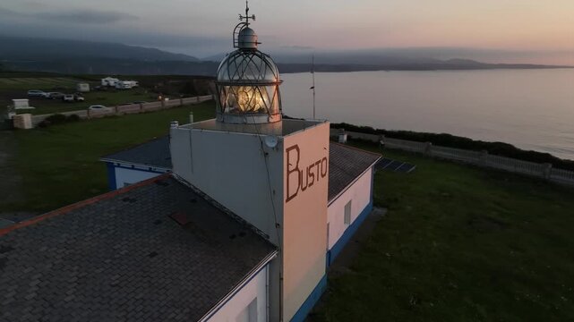 Faro de Cabo Busto al atardecer en Asturias