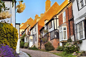 Fototapeta premium Pretty cobblestone lane at sunset in the old town of Rye, East Sussex, England