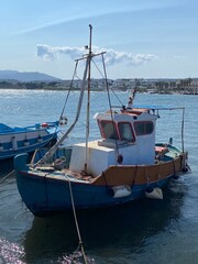 Kleines Fischerboot in griechischen Hafen 