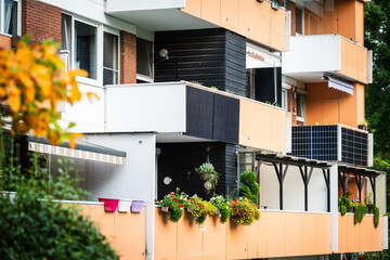 Balkonkraftwerk an einem Mehrfamilienhaus in Monheim am Rhein, Deutschland